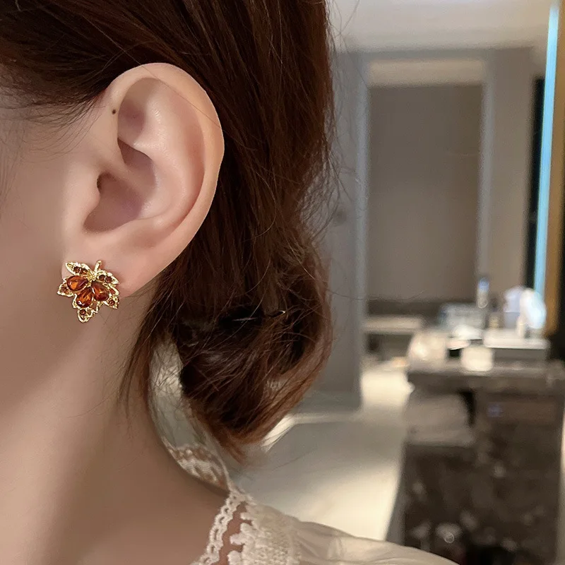 Red Gem Maple Leaf Stud Earrings for Women2023 New Fashion Light Luxury Earrings Retro Simple Crystal Earrings Jewelry Gift